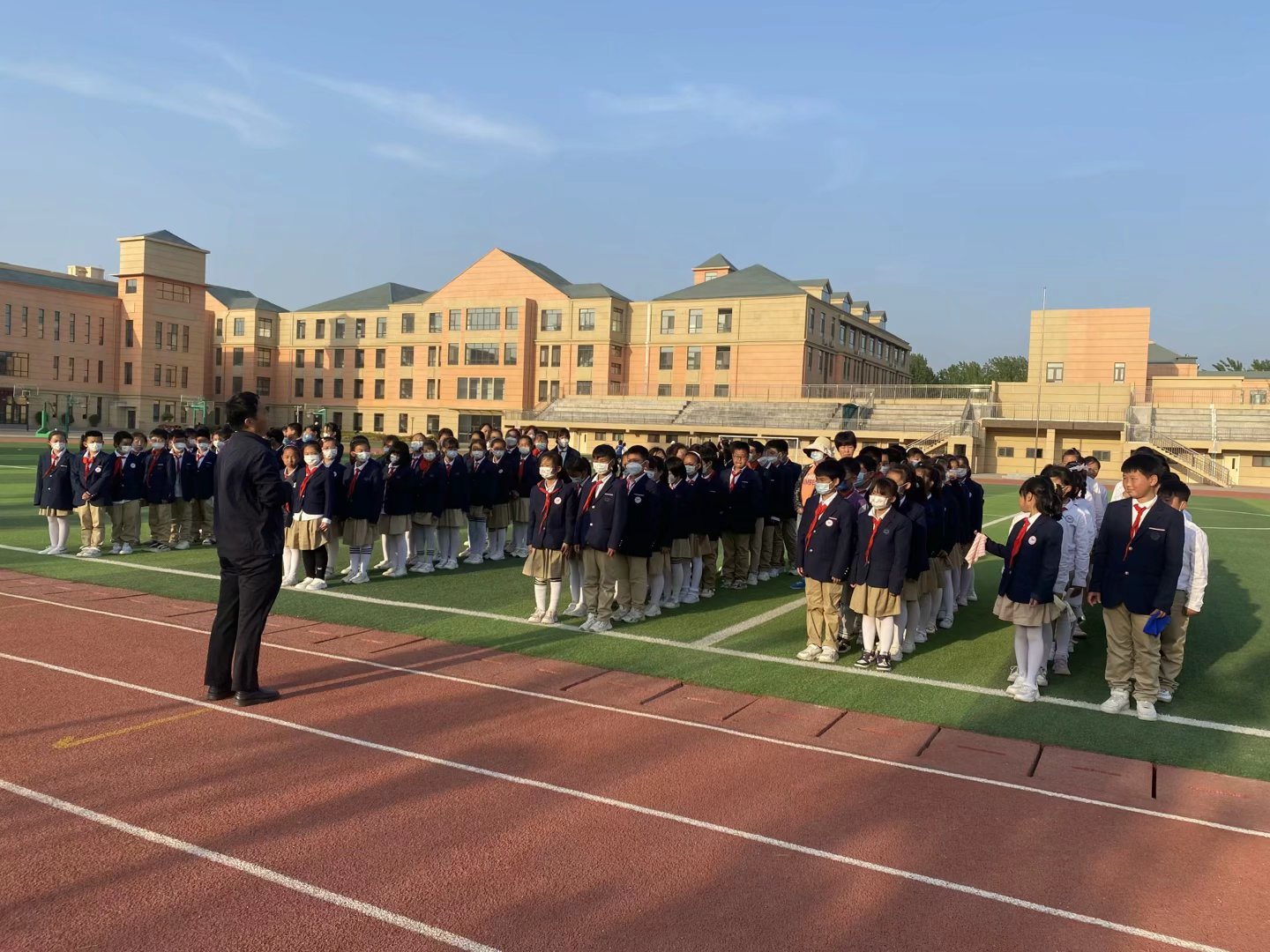 濟南高新區稼軒小學開展校車安全應急演練活動