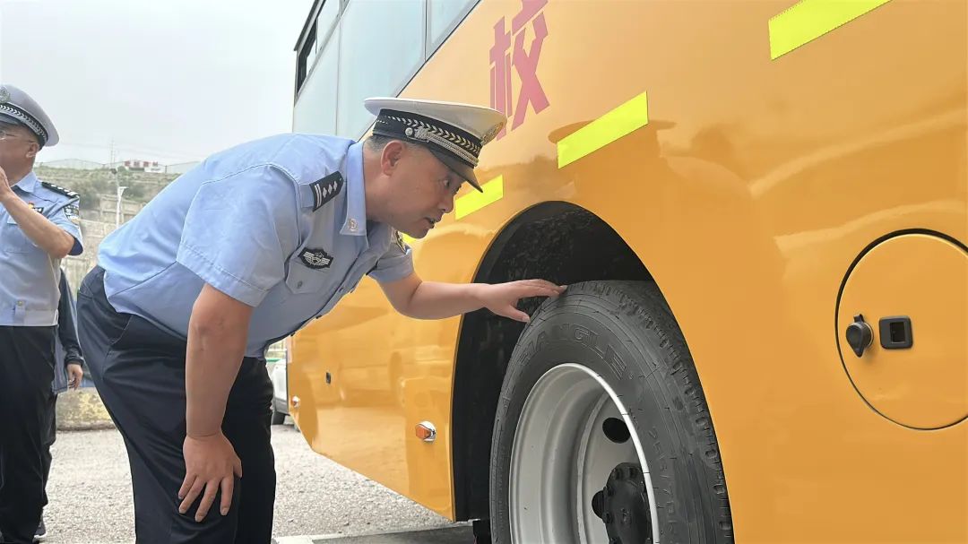 護(hù)航開學(xué)季 | 蘭州公安交警強(qiáng)化校車安全“大檢查”，擰緊學(xué)生出行“安全閥”