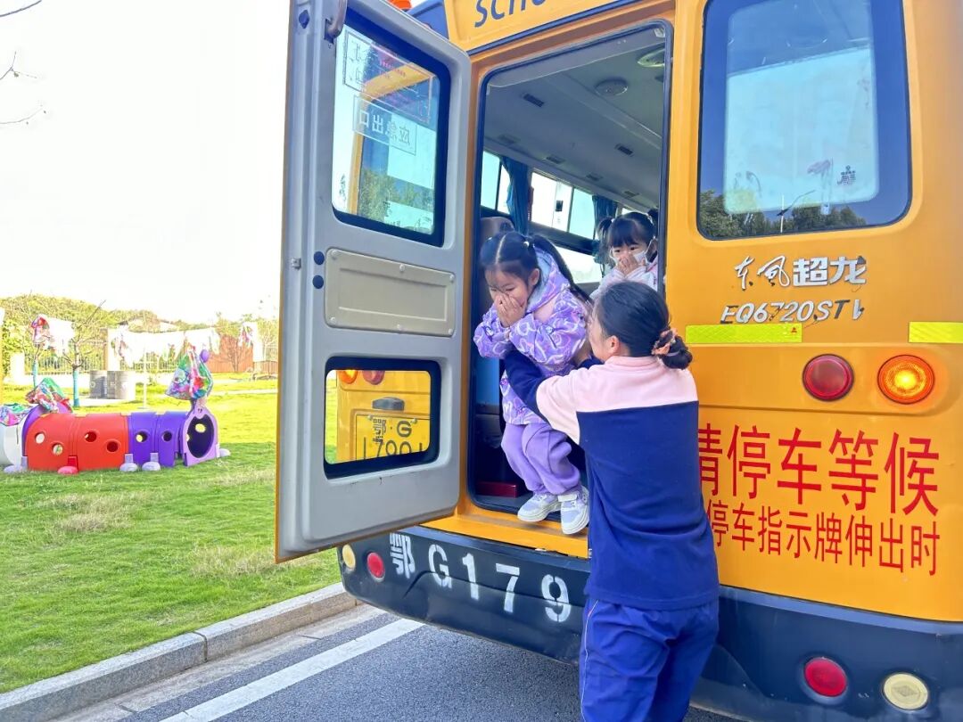 筑牢校車安全 守護(hù)成長(zhǎng)之路 —— 紅蓮湖第二幼兒園校車安全應(yīng)急演練活動(dòng)