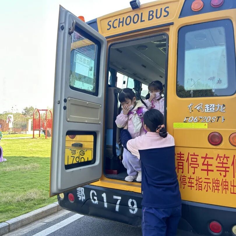 筑牢校車安全 守護(hù)成長(zhǎng)之路 —— 紅蓮湖第二幼兒園校車安全應(yīng)急演練活動(dòng)