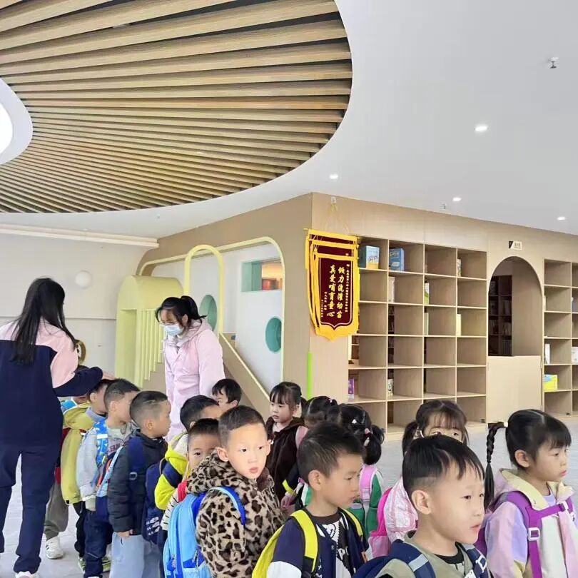 筑牢校車安全 守護(hù)成長(zhǎng)之路 —— 紅蓮湖第二幼兒園校車安全應(yīng)急演練活動(dòng)