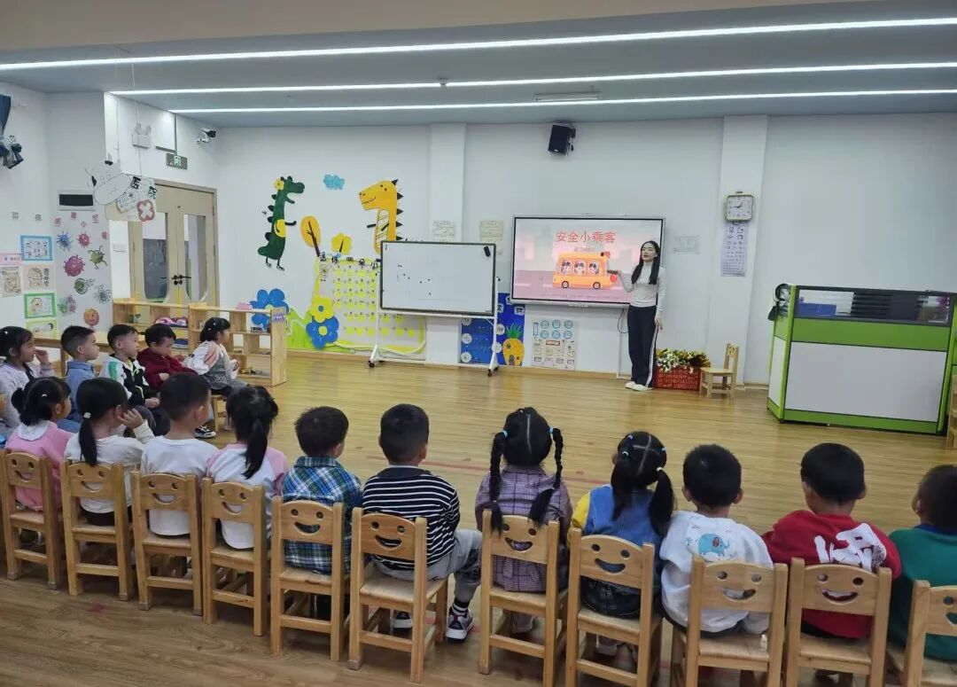 筑牢校車安全 守護(hù)成長(zhǎng)之路 —— 紅蓮湖第二幼兒園校車安全應(yīng)急演練活動(dòng)