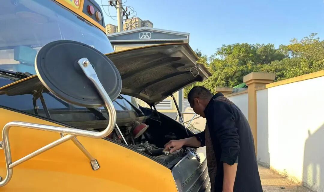 筑牢校車安全 守護(hù)成長(zhǎng)之路 —— 紅蓮湖第二幼兒園校車安全應(yīng)急演練活動(dòng)