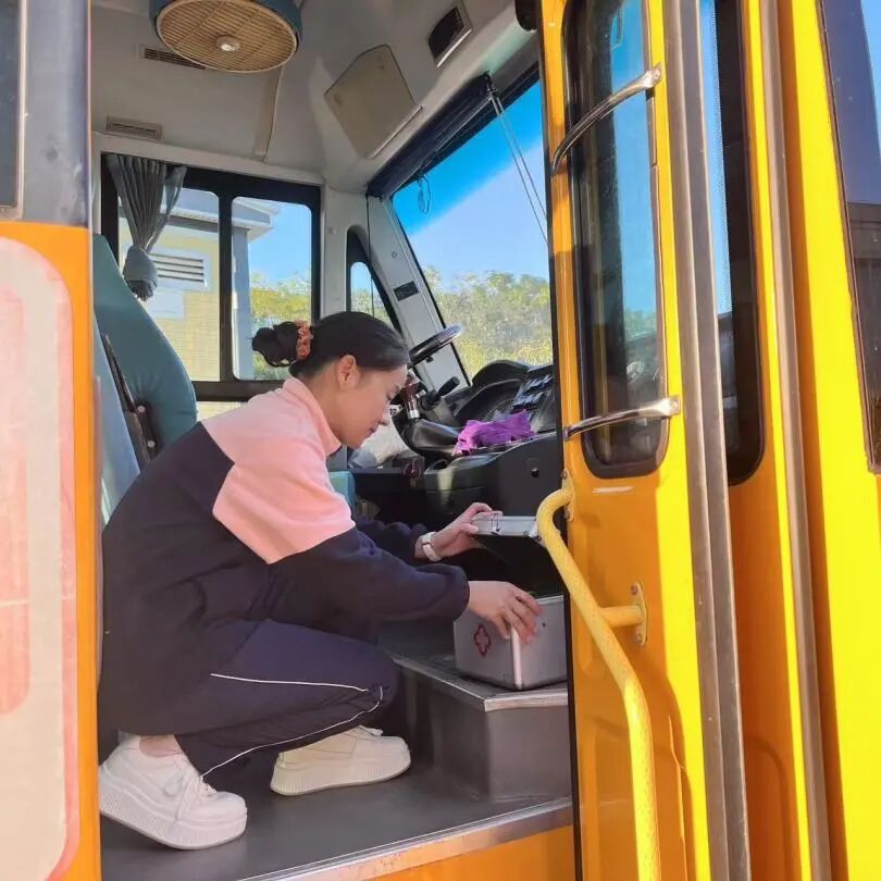 筑牢校車安全 守護(hù)成長(zhǎng)之路 —— 紅蓮湖第二幼兒園校車安全應(yīng)急演練活動(dòng)