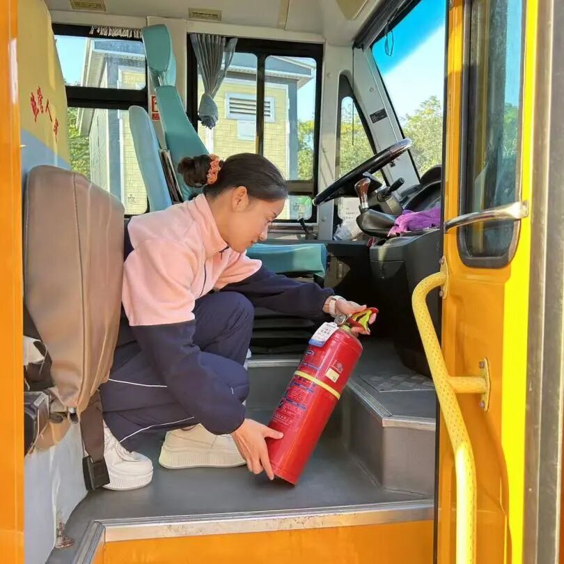 筑牢校車安全 守護(hù)成長(zhǎng)之路 —— 紅蓮湖第二幼兒園校車安全應(yīng)急演練活動(dòng)