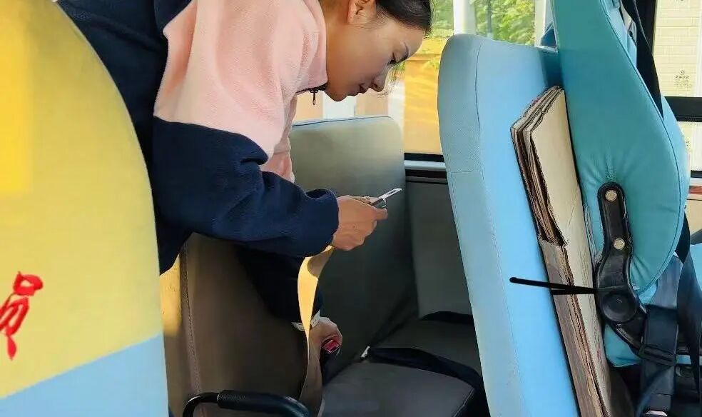 筑牢校車安全 守護(hù)成長(zhǎng)之路 —— 紅蓮湖第二幼兒園校車安全應(yīng)急演練活動(dòng)