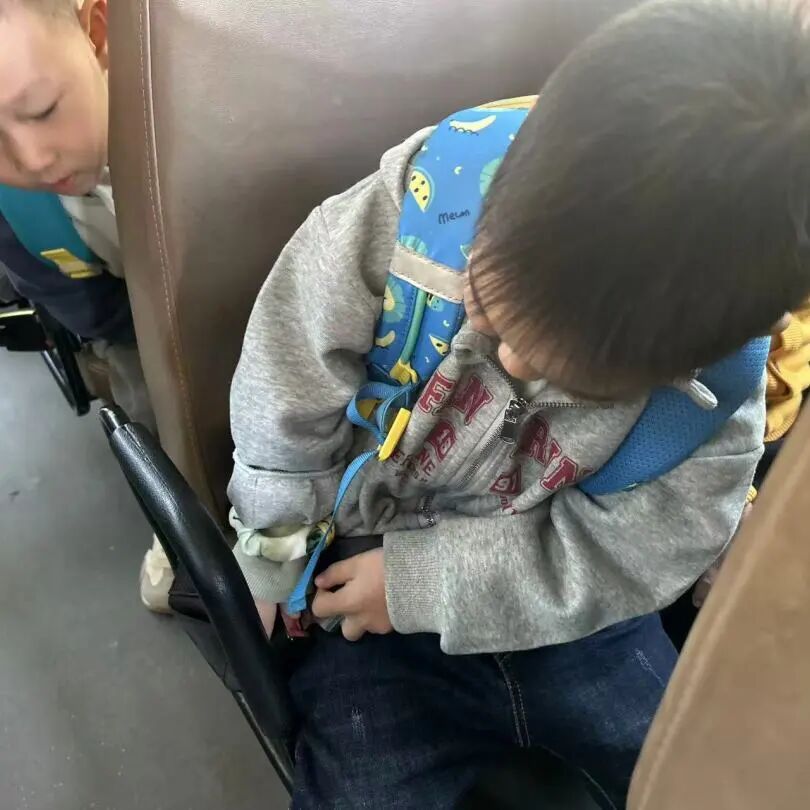 筑牢校車安全 守護(hù)成長(zhǎng)之路 —— 紅蓮湖第二幼兒園校車安全應(yīng)急演練活動(dòng)