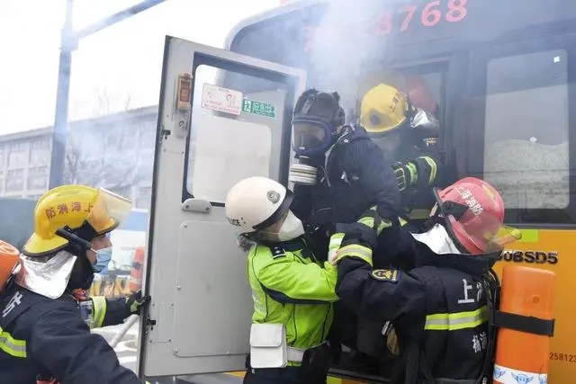 滿載學生的校車車廂內突然冒出濃煙，怎么辦？