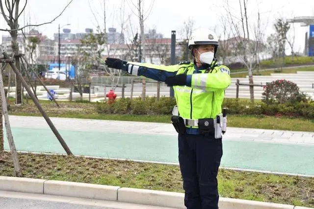 滿載學生的校車車廂內突然冒出濃煙，怎么辦？