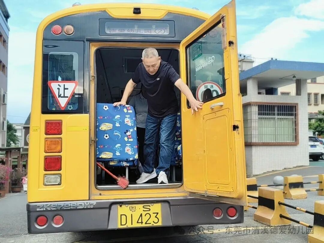 平安出行 防患未然——德愛幼兒園校車安全應(yīng)急演練