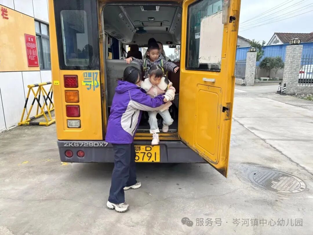 【安全防護】校車安全“大練兵”，守護幼兒平安行——岑河鎮中心幼兒園校車安全演練