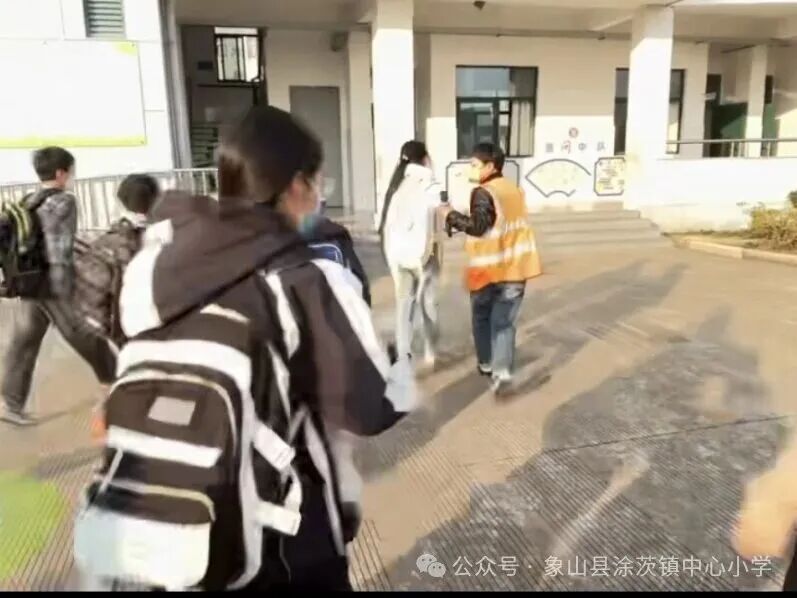 聚焦校車安全，筑牢生命防線——涂茨小學校車安全應急演練紀實