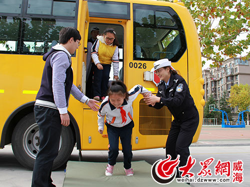 威海小學生校車應急逃生演練