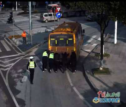 德興校車故障堵住路口 警民聯手推車保暢通
