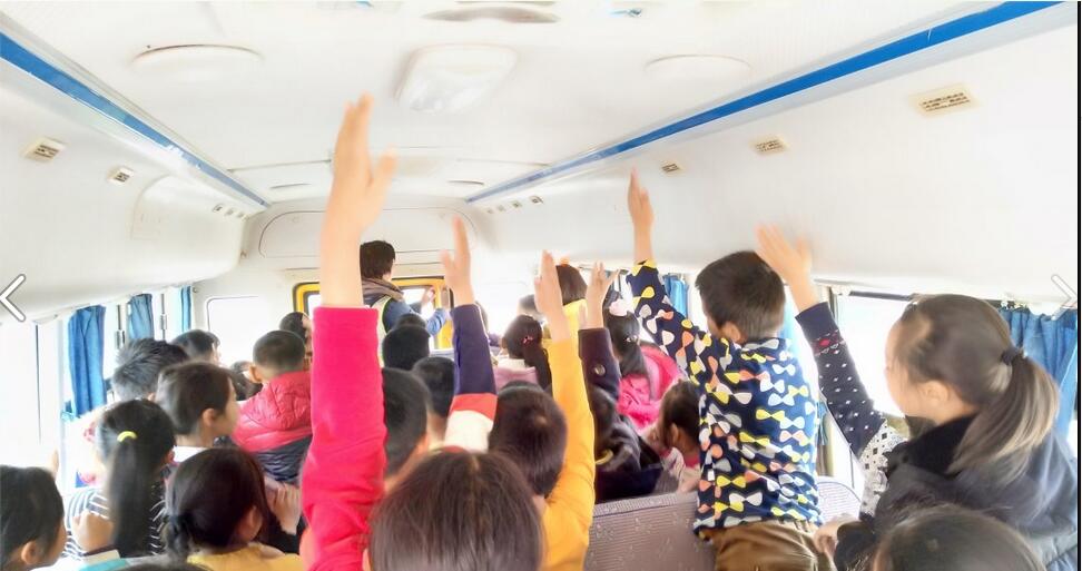 湖北省江陵希望小學(xué)：開展校車消防安全演練