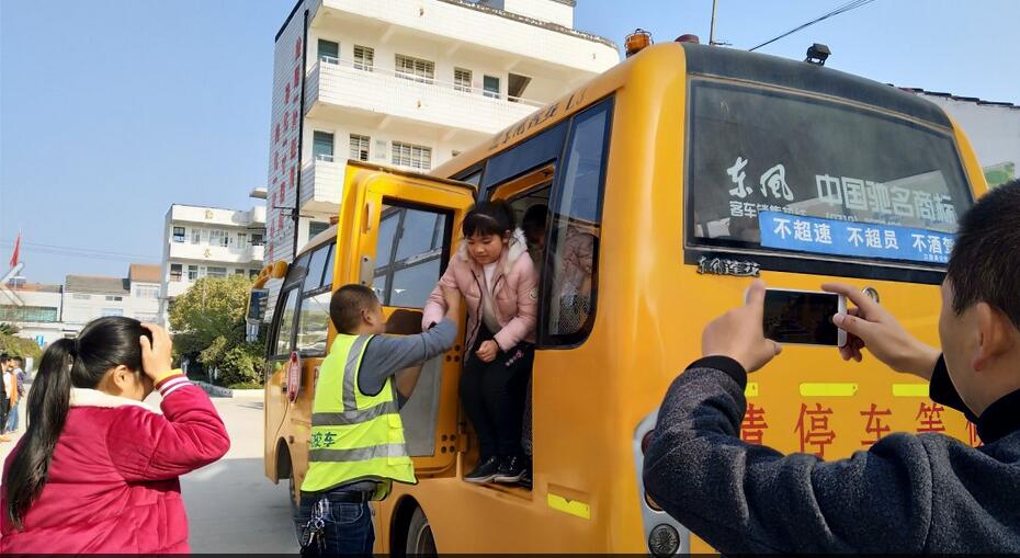 湖北省江陵希望小學(xué)：開展校車消防安全演練