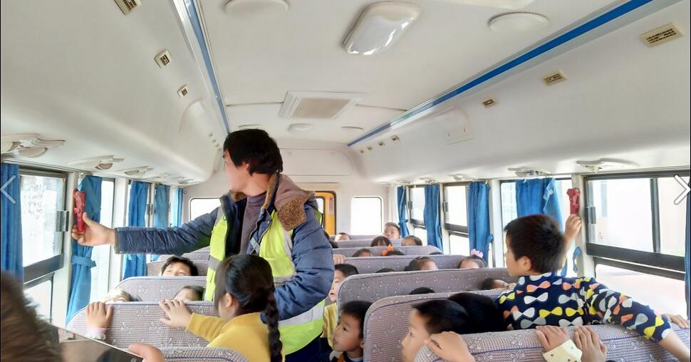 湖北省江陵希望小學(xué)：開展校車消防安全演練