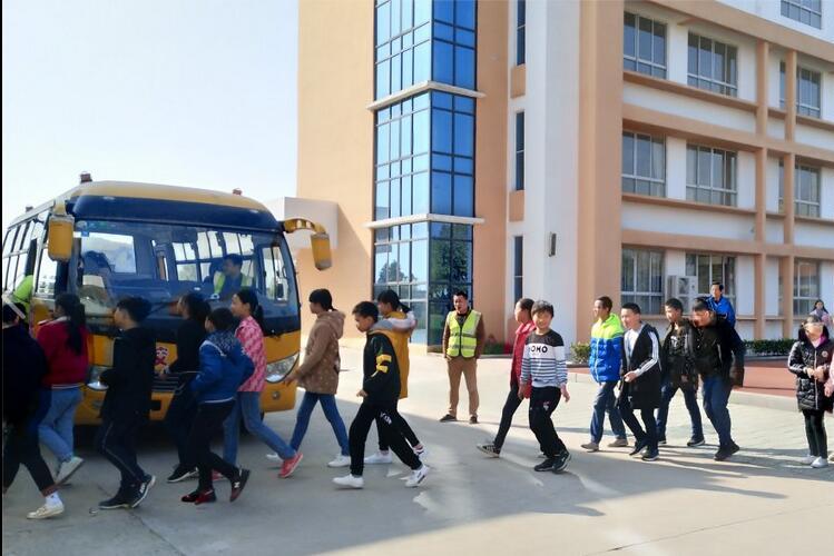 湖北省江陵希望小學(xué)：開(kāi)展校車(chē)消防安全演練