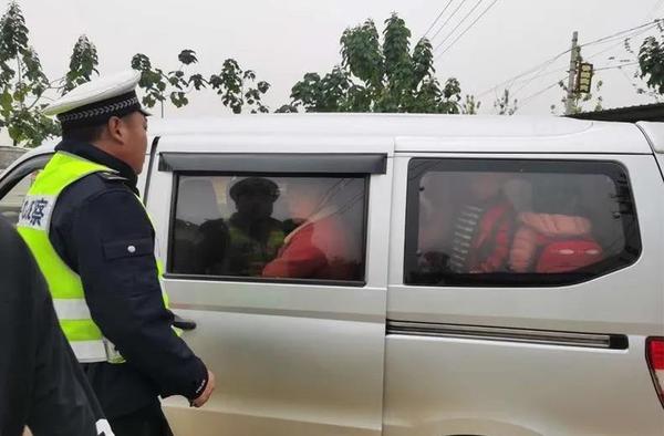 7座“黑校車”裝了16人，漯河這個(gè)司機(jī)被罰10200元