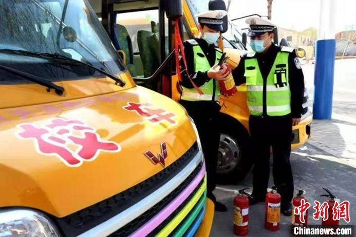 堅(jiān)決抵制“黑校車(chē)”！河北開(kāi)展接送學(xué)生車(chē)輛交通安全大檢查