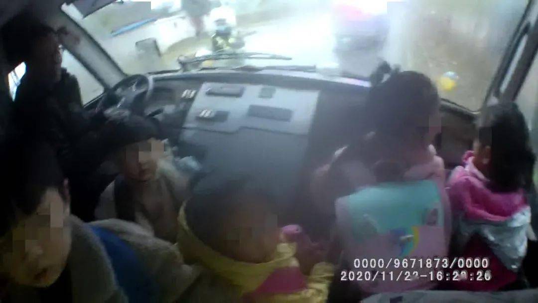 焦作武陟：這輛“黑校車”問題多，無牌，超員