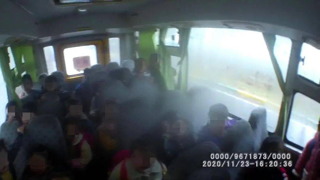 焦作武陟：這輛“黑校車”問題多，無牌，超員