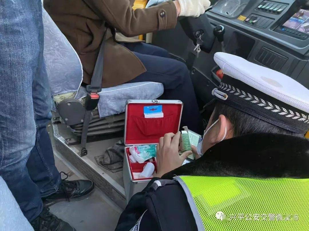 【興平交警】學期末開展校車安全檢查，筑牢安全防線