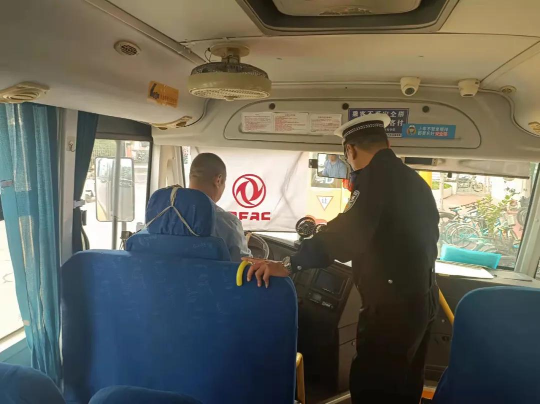 嚴把校車安全關！金平交警開展校車安全檢查和校車司機安全宣傳教育