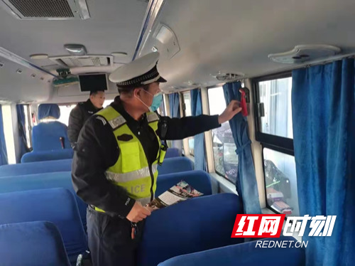 迎開學(xué) 桂陽交警開展校車安全大檢查