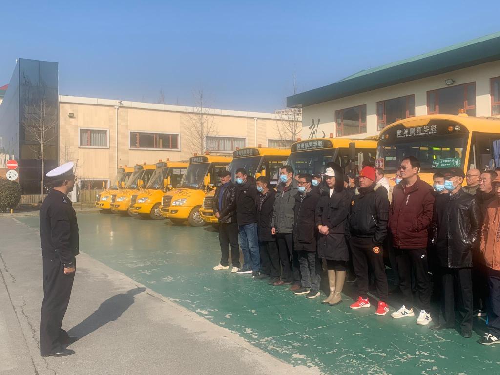 開學(xué)在即 李滄交警開展校車安全大檢查