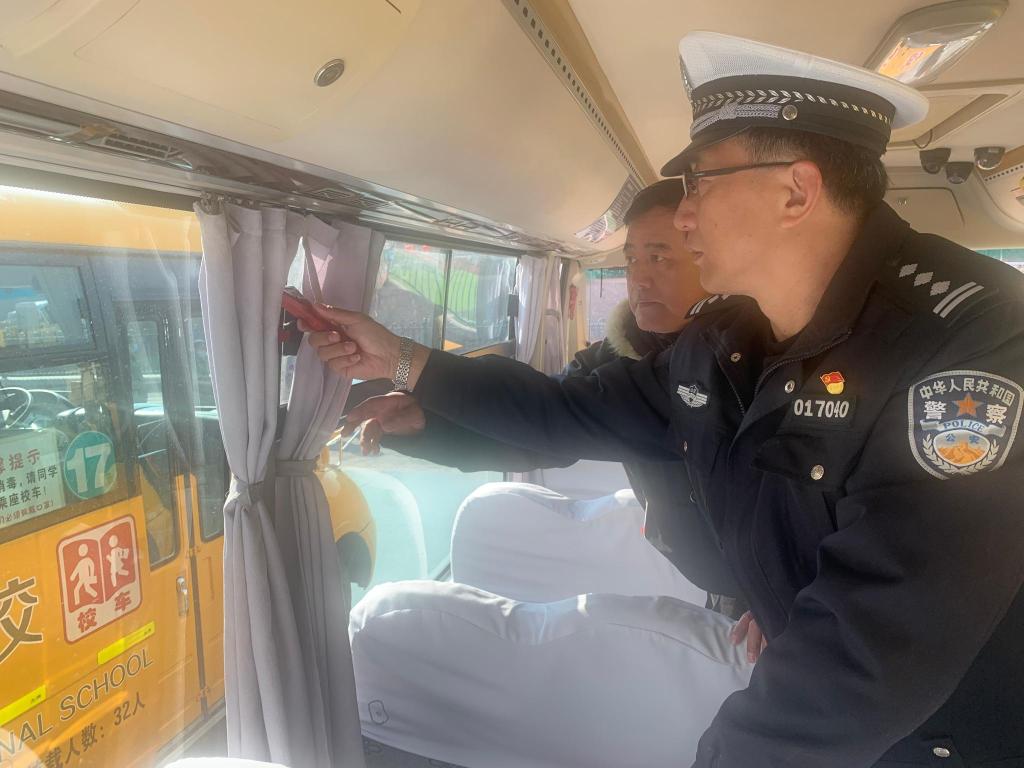 開學(xué)在即 李滄交警開展校車安全大檢查