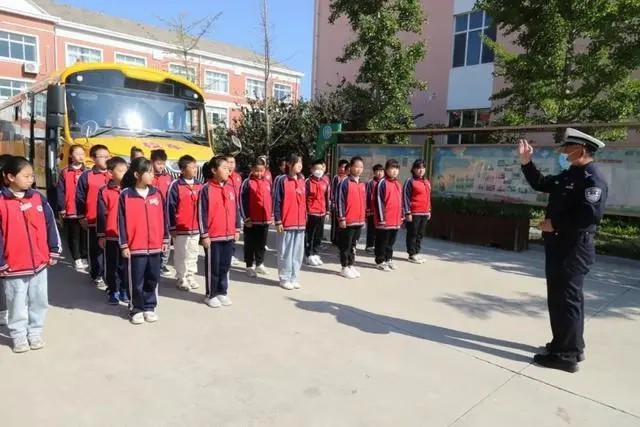 以練為戰(zhàn) 防患未然｜棲霞交警開展校車安全演練活動