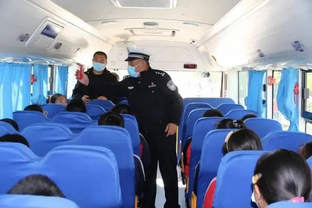 以練為戰(zhàn) 防患未然｜棲霞交警開展校車安全演練活動