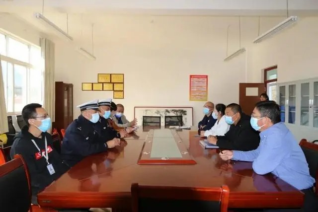 以練為戰(zhàn) 防患未然｜棲霞交警開展校車安全演練活動