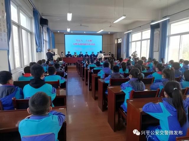 興平公安交警多種形式開展122“全國交通安全日”宣傳活動