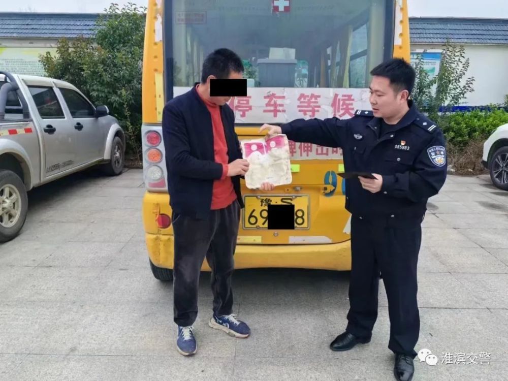 【頭條】某校車標牌過期，淮濱交警嚴查！