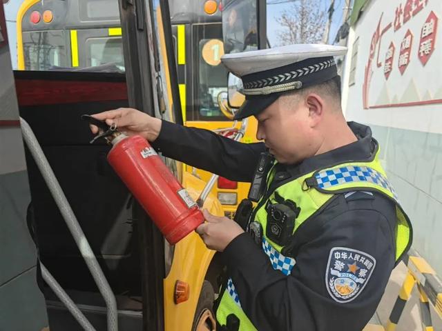 楊凌交警聯(lián)合多部門開展校車安全檢查