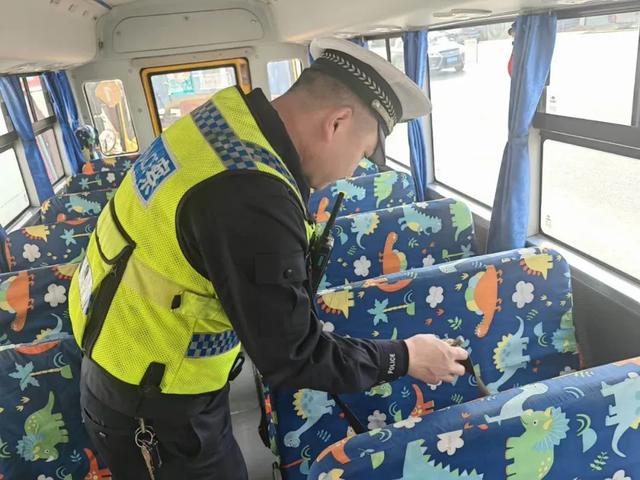 楊凌交警聯(lián)合多部門開展校車安全檢查