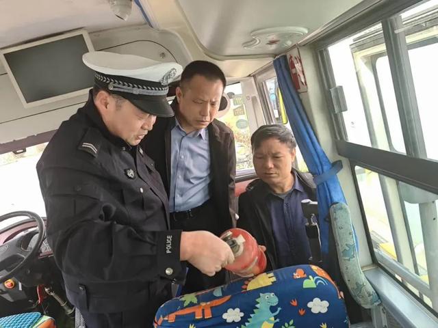 楊凌交警聯(lián)合多部門開展校車安全檢查