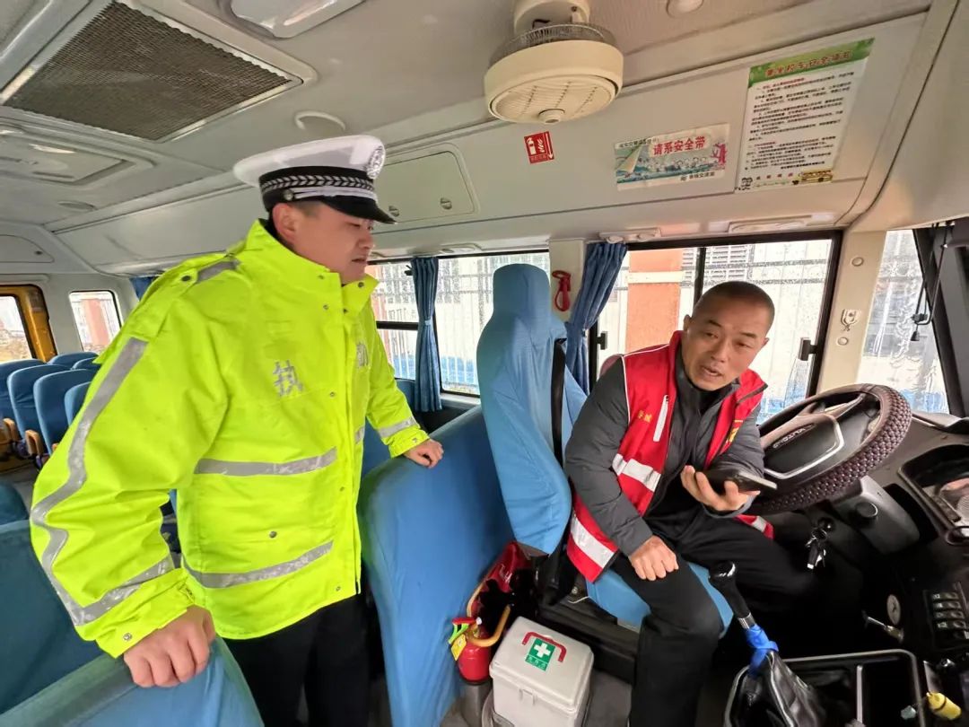 【玉桂校區(qū)】筑牢安全防線，護(hù)航平安上學(xué)路—— 咸寧實(shí)驗(yàn)外國語學(xué)校玉桂校區(qū)開展校車安全專項(xiàng)檢查