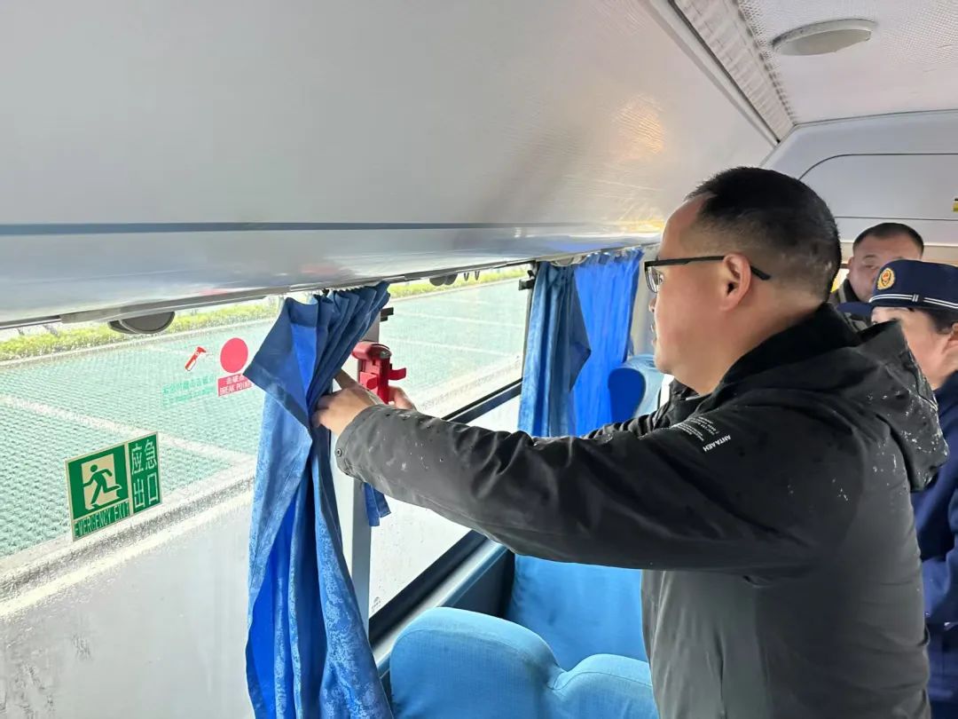 【玉桂校區(qū)】筑牢安全防線，護(hù)航平安上學(xué)路—— 咸寧實(shí)驗(yàn)外國語學(xué)校玉桂校區(qū)開展校車安全專項(xiàng)檢查