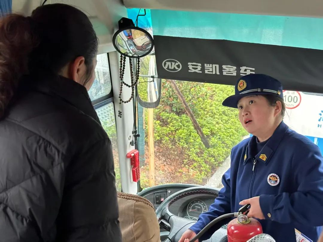 【玉桂校區(qū)】筑牢安全防線，護(hù)航平安上學(xué)路—— 咸寧實(shí)驗(yàn)外國語學(xué)校玉桂校區(qū)開展校車安全專項(xiàng)檢查