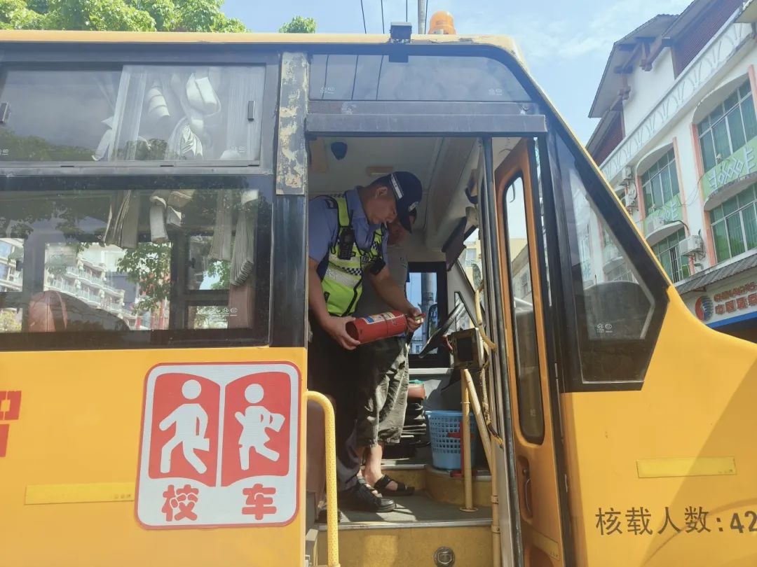 瓊中交警深入4所幼兒園開展校車安全隱患排查治理工作