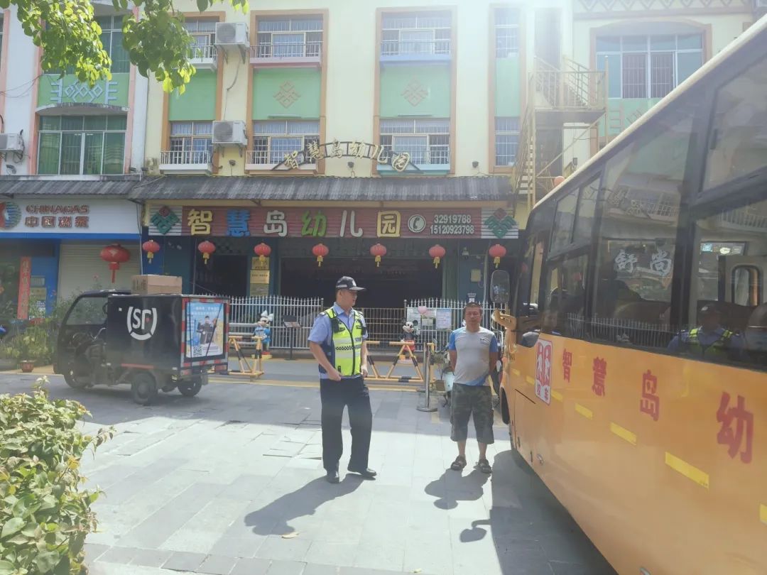 瓊中交警深入4所幼兒園開展校車安全隱患排查治理工作