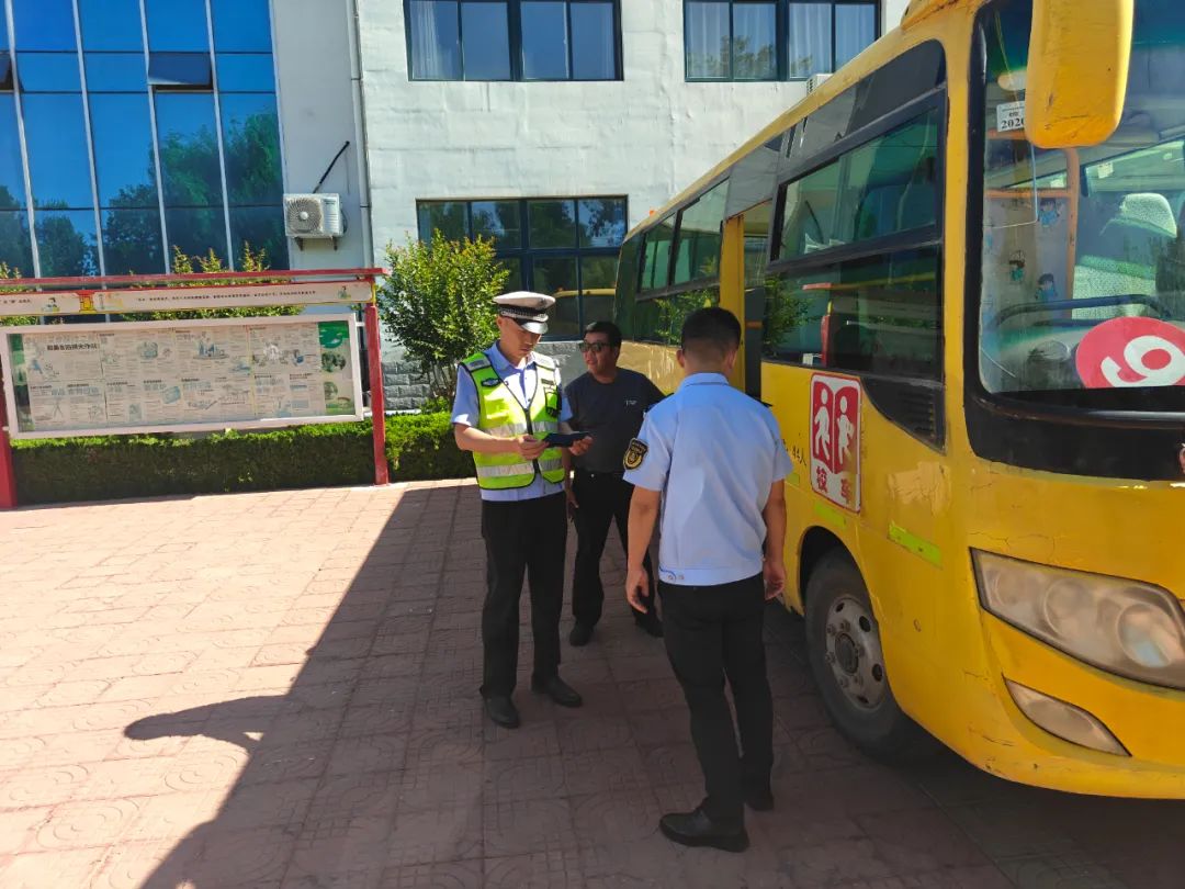 教聯(lián)體在行動丨高里街道中心學校迎接校車安全檢查