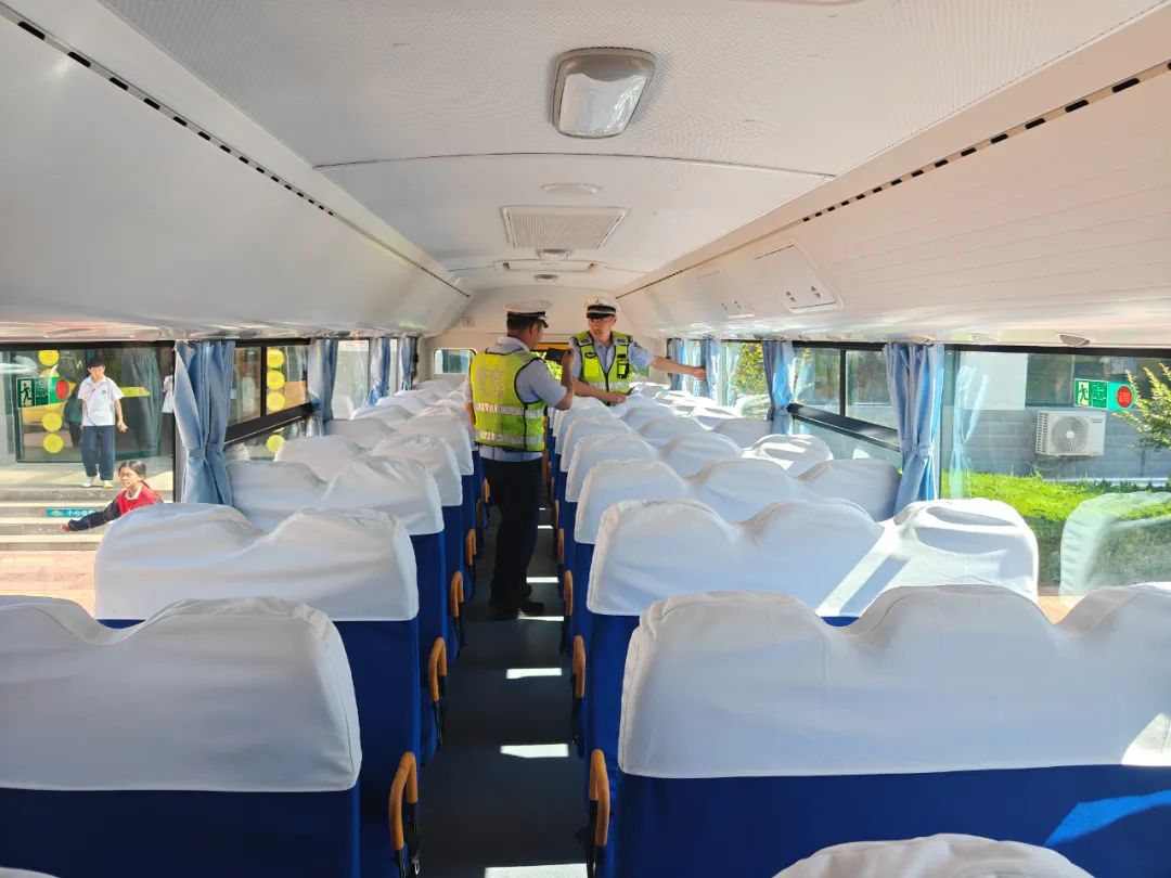 教聯(lián)體在行動丨高里街道中心學校迎接校車安全檢查