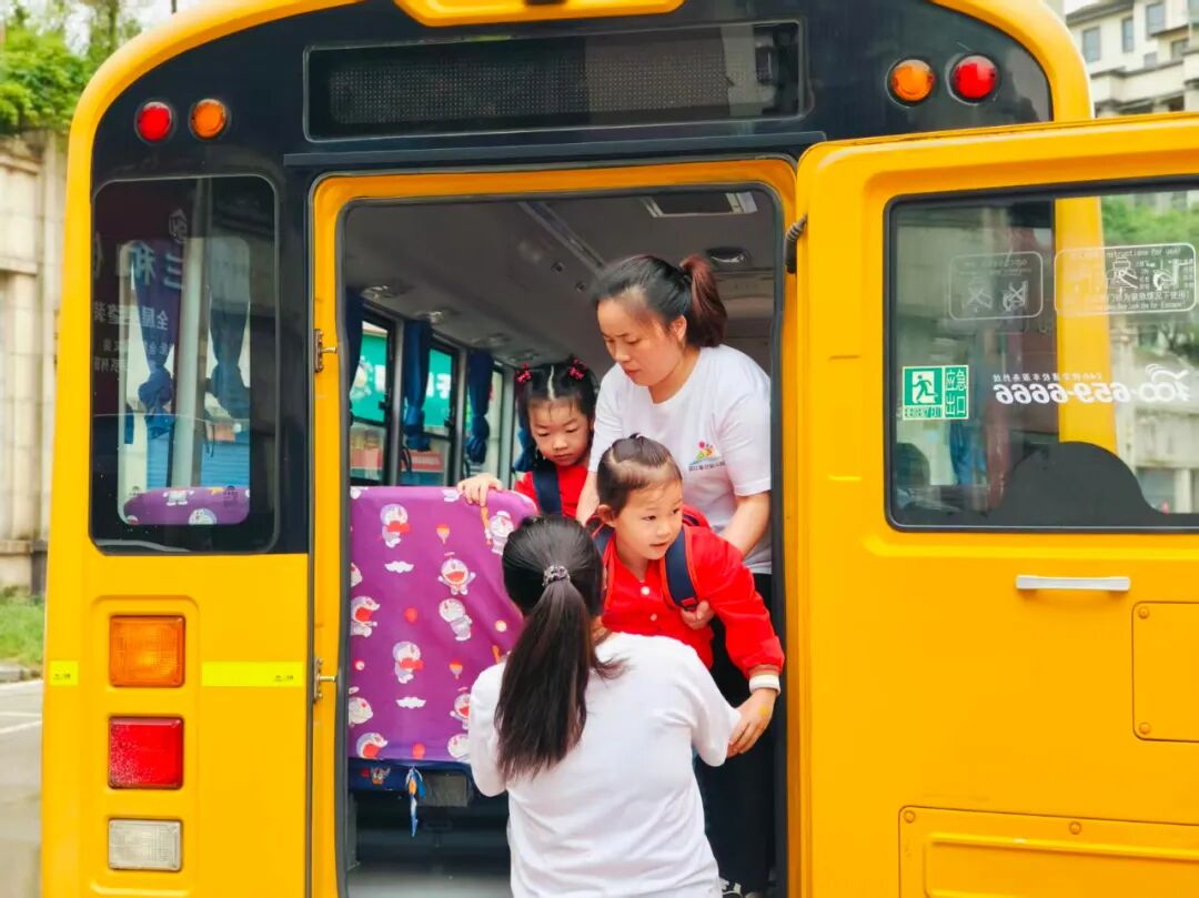 安全乘校車 平安伴我行——濱江泰合幼兒園校車安全應急演練