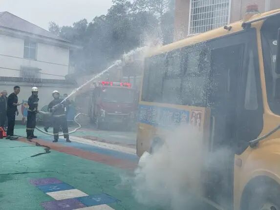 爐觀鎮蘆茅江幼兒園校車安全應急綜合演練