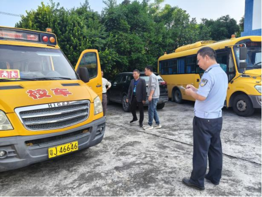 筑牢安全防線 護航幼兒出行——崖門鎮(zhèn)開展幼兒園校車安全檢查