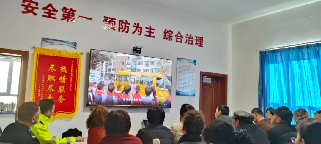 雪假即將結束，烏魯木齊交警為校車安全擰緊“安全閥”